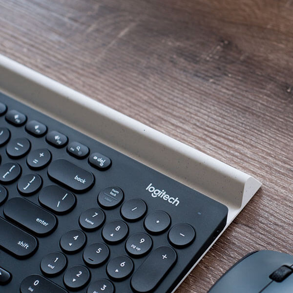 tastatură Logitech pe birou de lemn